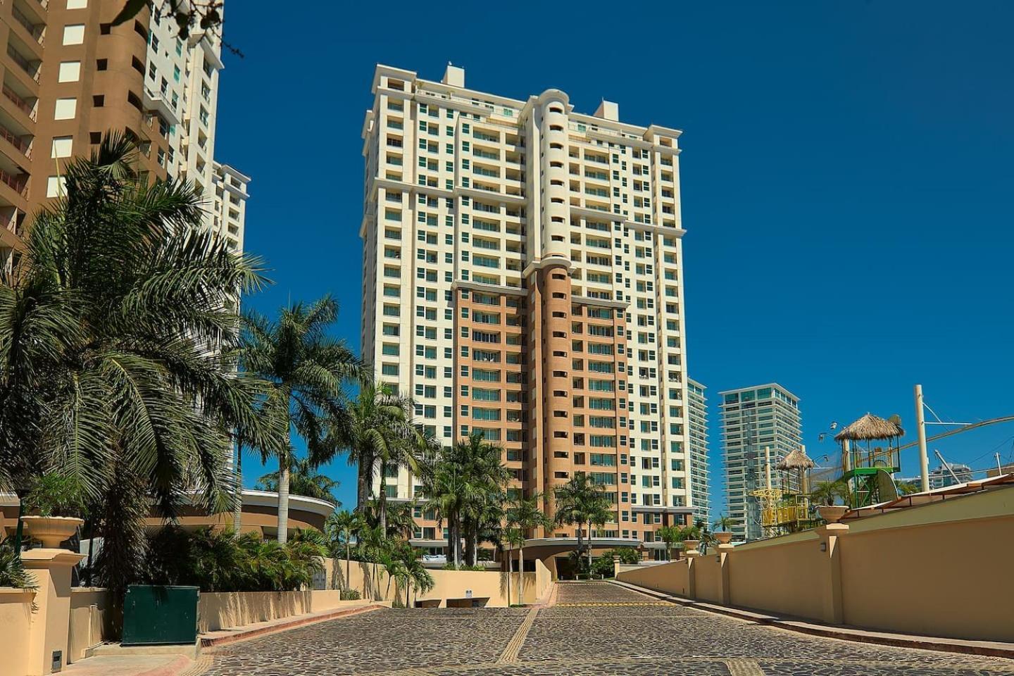 Grand Venetian Beachfront Condos Puerto Vallarta Exteriör bild
