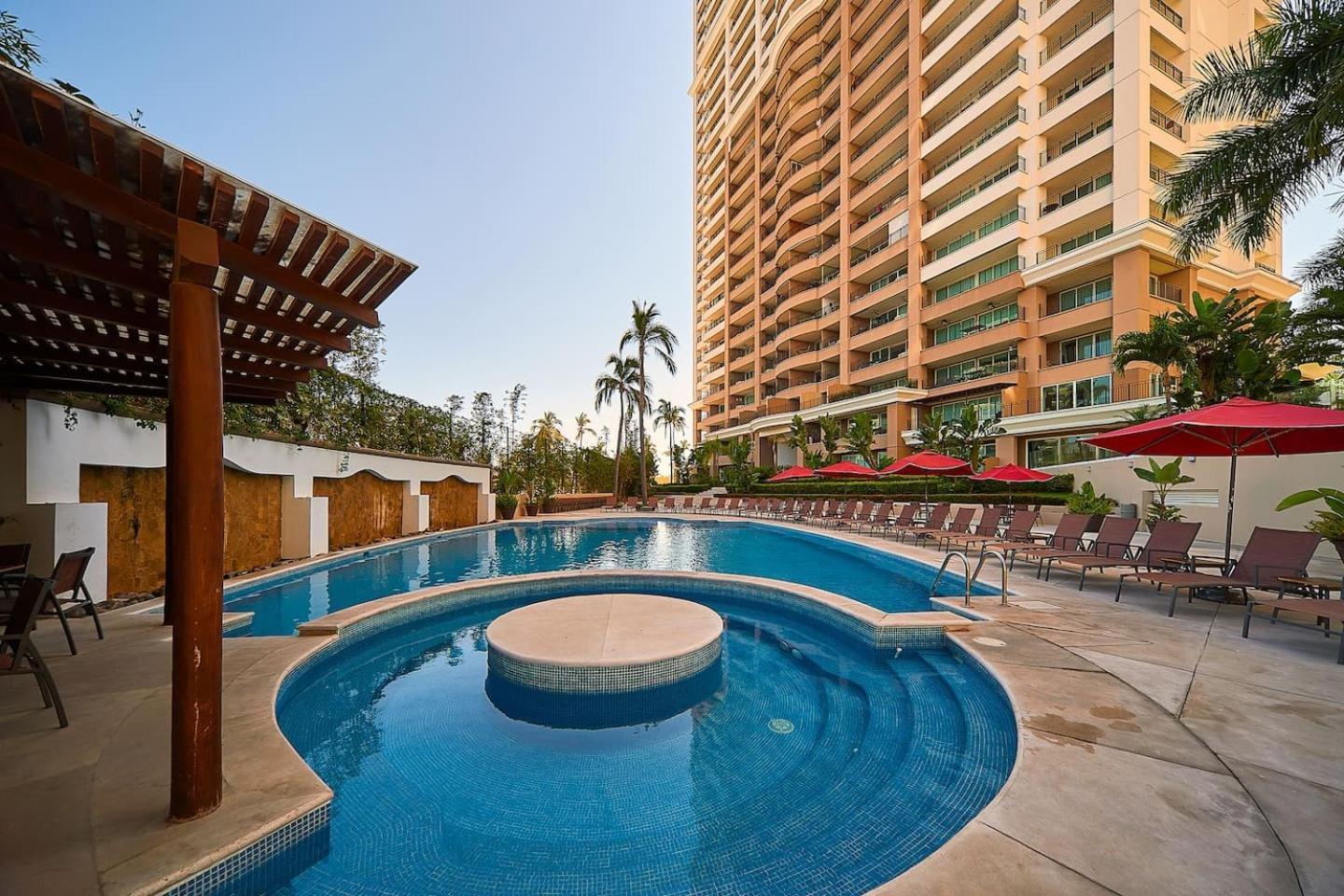 Grand Venetian Beachfront Condos Puerto Vallarta Exteriör bild