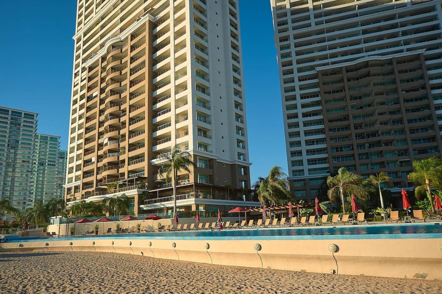 Grand Venetian Beachfront Condos Puerto Vallarta Exteriör bild