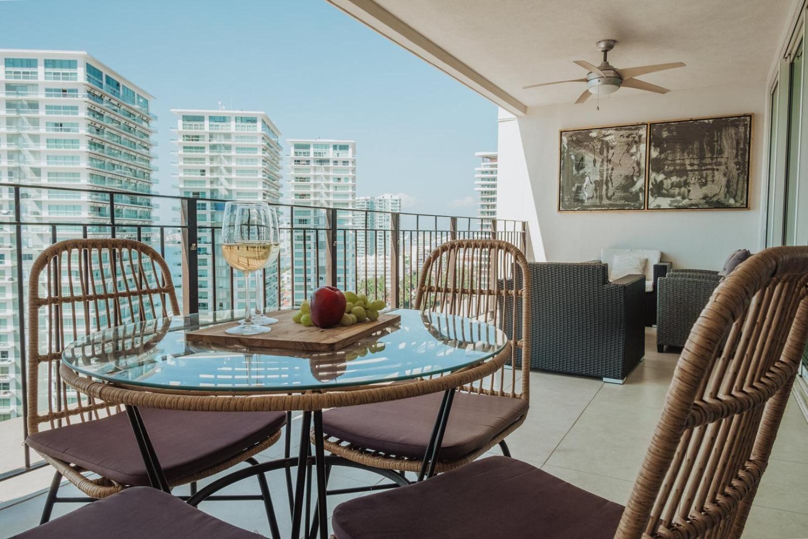 Grand Venetian Beachfront Condos Puerto Vallarta Exteriör bild