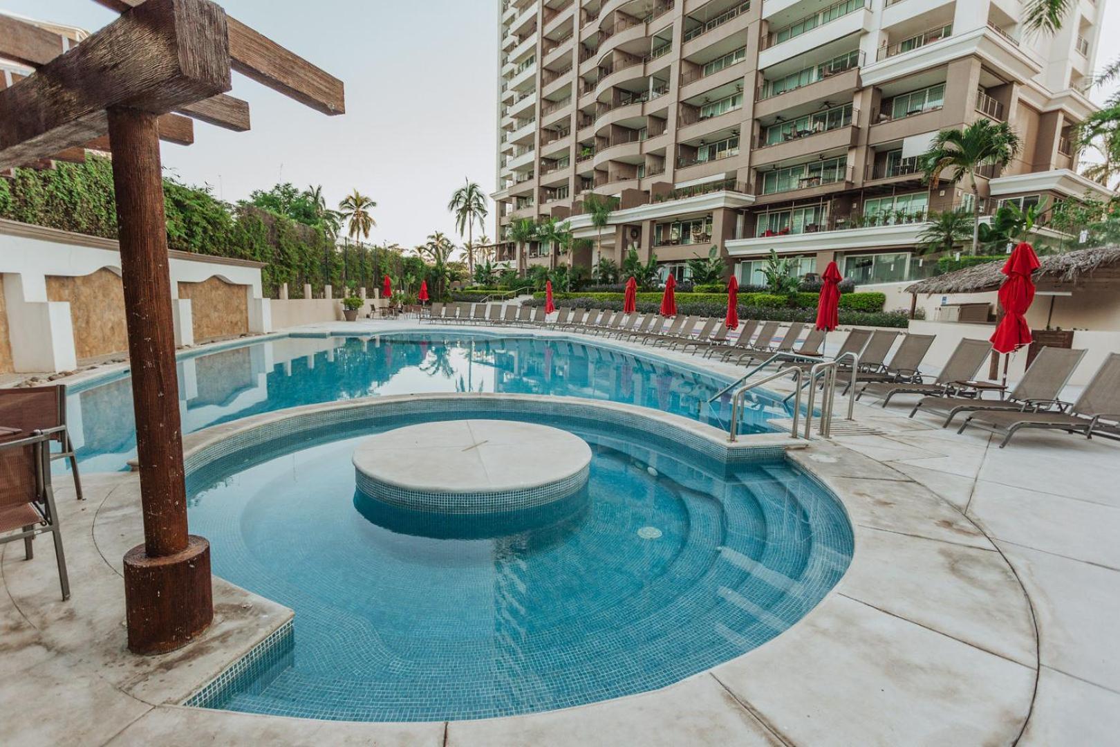 Grand Venetian Beachfront Condos Puerto Vallarta Exteriör bild