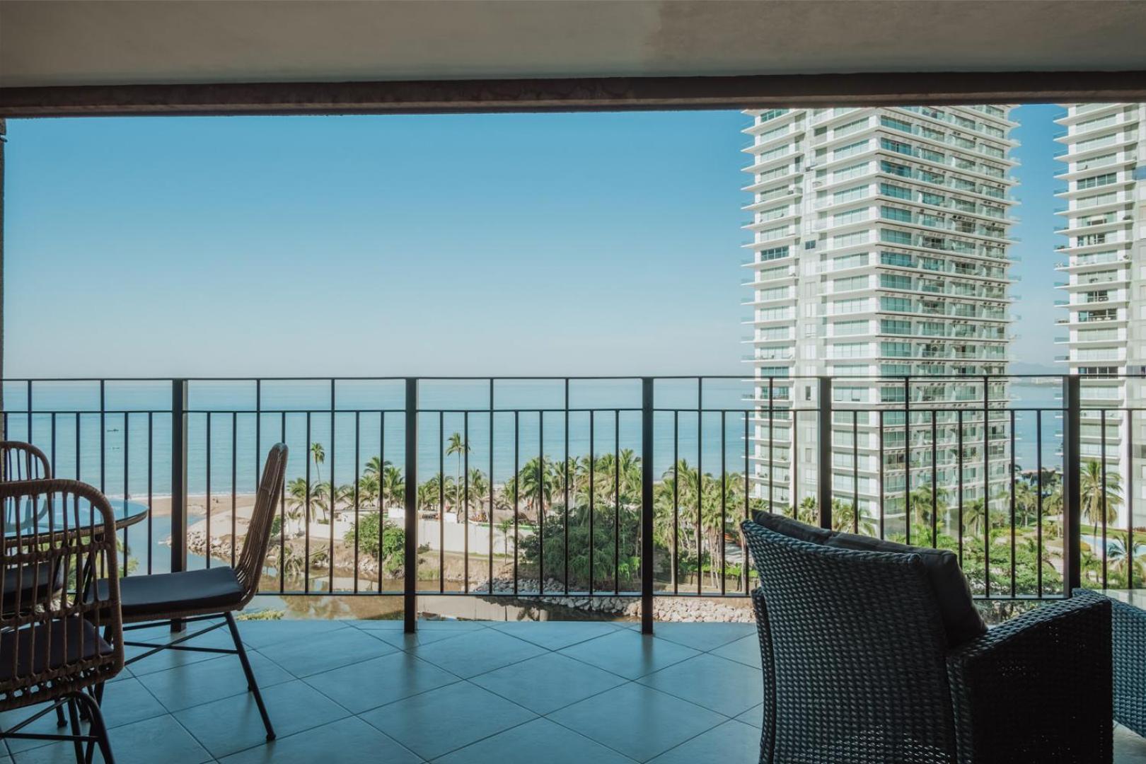 Grand Venetian Beachfront Condos Puerto Vallarta Exteriör bild